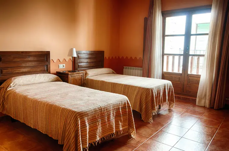 Cuarto de la Avena — habitación con balcones de madera originales restaurados