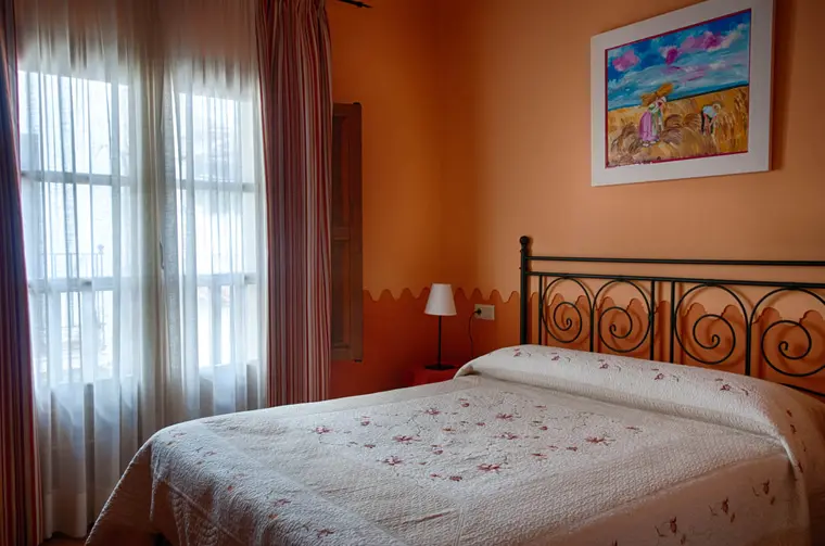 Cuarto del Trigo — habitación con balcones de madera originales restaurados